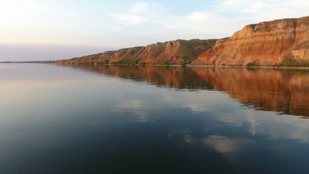 Una costa áspera cubierta de colinas desde la perspectiva de un pájaro — Vídeos de Stock