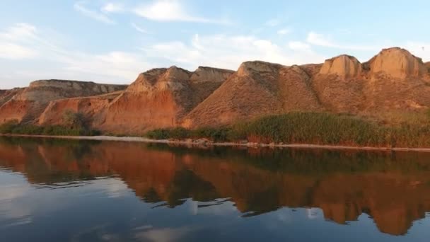 Грубе море з високими глиняними пагорбами з пташиного польоту — стокове відео