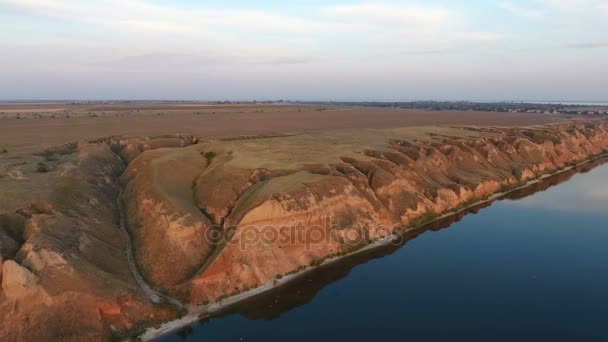 Une côte accidentée de la mer Noire couverte de collines du point de vue des yeux d'oiseau 