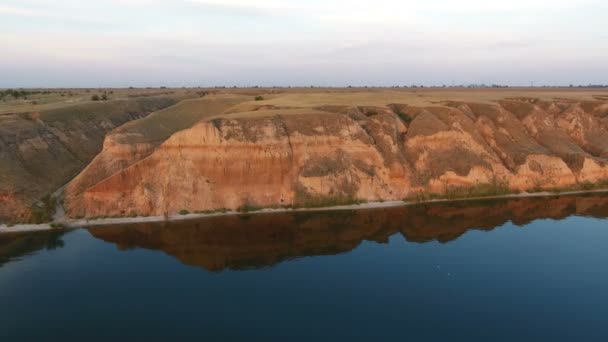  Vue aérienne de hautes collines escarpées sur un magnifique littoral par une journée ensoleillée en été 