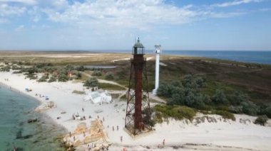 Hava güneşli sahil beyaz deniz feneri ve kule ile Karadeniz'de kadeh