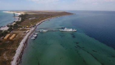 Dzharylhach Island sahil yachs bir iskelede bir vapur ile hava atış
