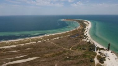 Yaz aylarında tükürmek Dzarylhach Island kumlu renkli bir deniz hava atış shoal 