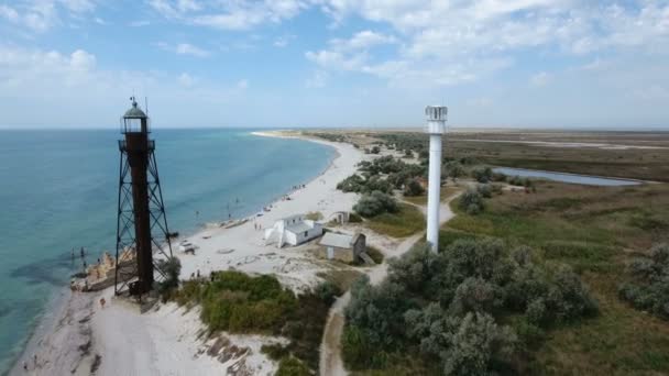 Luftaufnahme eines weißen Leuchtturms und eines Grenzturms auf der Insel Dscharylhach im Sommer — Stockvideo