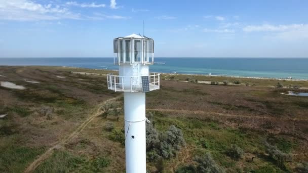 Vue aérienne d'un phare sur l'île de Dzharylhach avec littoral sablonneux en été 