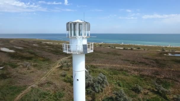 Foto aérea de un faro en la isla de Dzharylhach con costa arenosa en verano — Vídeos de Stock