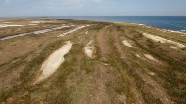 Vue aérienne d'une étroite flèche de l'île de Dzharylhach avec des mauvaises herbes brunes dessus 