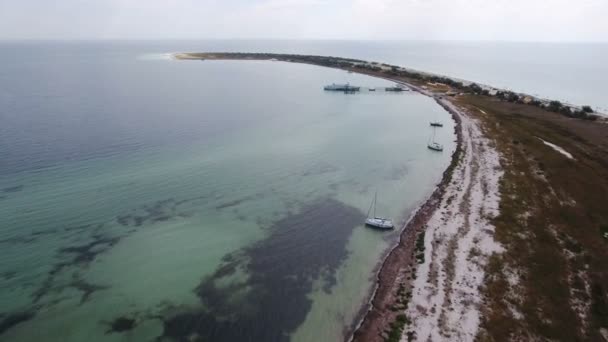 Luftaufnahme einer sandigen Meeresküste mit verankerten Booten im Schwarzen Meer bei Sonnenuntergang — Stockvideo