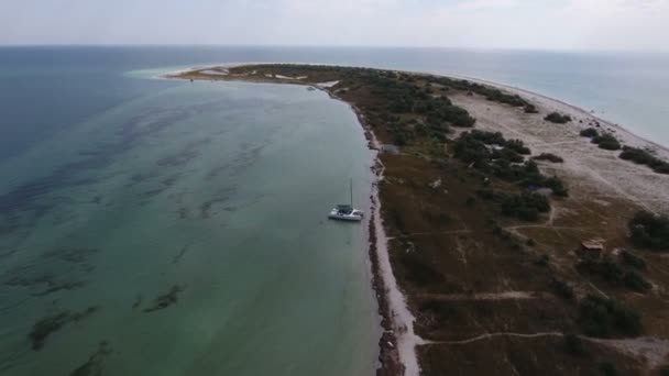 Luftaufnahme einer kurvigen Sandspitze mit Feuchtgebiet der Insel Dscharylhach im Sommer — Stockvideo