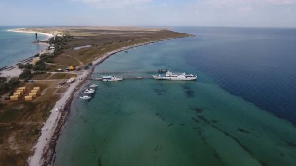 Повітряний постріл Dzharylhach узбережжя острова з пароплавства і yachs на пристані — стокове відео