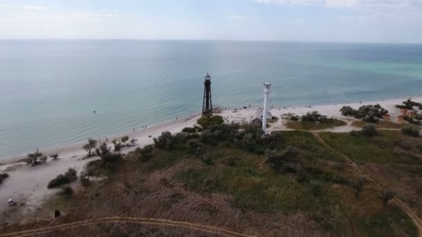 Foto aerea di un faro sull'isola di Dzharylhach con costa selvaggia in estate — Video Stock