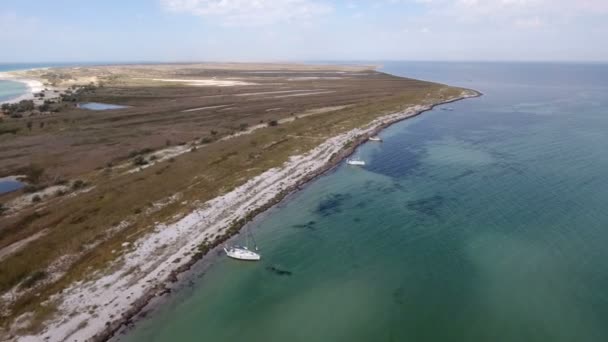 Lanzamiento aéreo de una estrecha saliva de arena de la isla de Dzharylhach con costa áspera — Vídeos de Stock