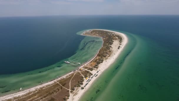 Luftaufnahme einer Schlange an der Küste der Insel Dzarylhach mit grünem Unkraut — Stockvideo