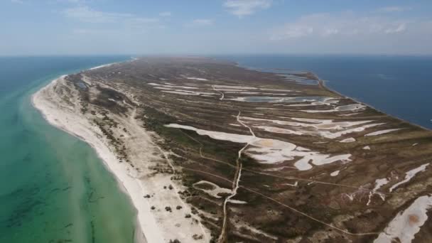 Luchtfoto van een ruwe op zoek kuststreek van Dzarylhach eiland met groene wiet — Stockvideo