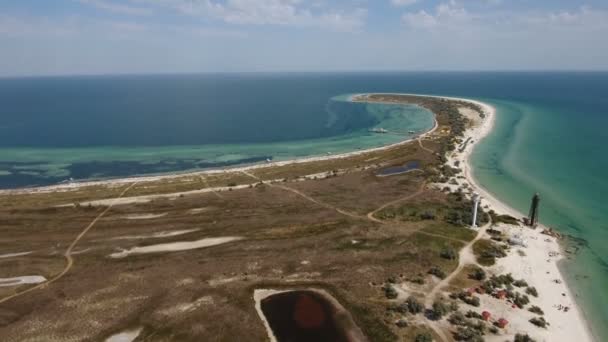 Luchtfoto van een veelkleurige zee shoal op Dzarylhach eiland bochtige zandstrand spit — Stockvideo