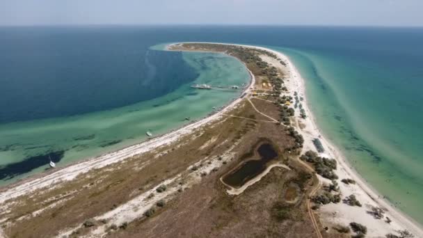 Antenn skott av mångfärgade havet shoal på Dzarylhach island sandstranden spotta i sommar — Stockvideo