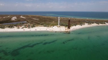 Kuşbakışı bir deniz feneri ve bir kenarlık Kulesi Dzharylhach kıyısında ekstra uzun atış