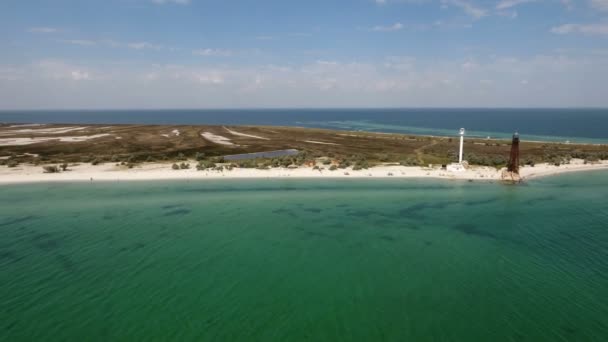 Luftaufnahme eines hohen Leuchtturms und eines Grenzturms an der Küste von Dscharylhach — Stockvideo