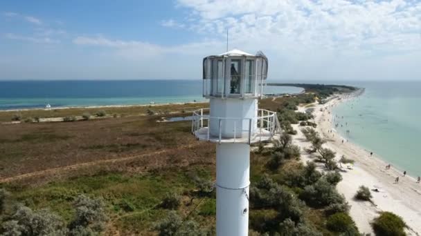 Antenn skott av en fyr på Dzharylhach ö med grov seacoast i sommar — Stockvideo