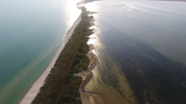 Scatto aereo di uno spiedo di sabbia diritta con zone umide di Dzharylhach al tramonto — Video Stock