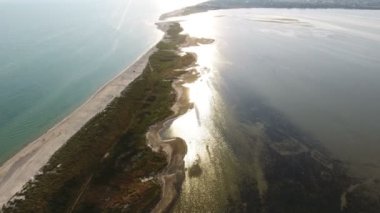 Dar bir kum hava atış Dzharylhach sulak alanları ile günbatımında tükürmek.