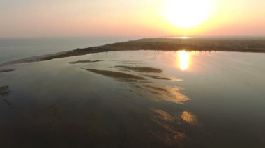 Bulrush ve otlar Dzharylhach adada hava atış shoal 