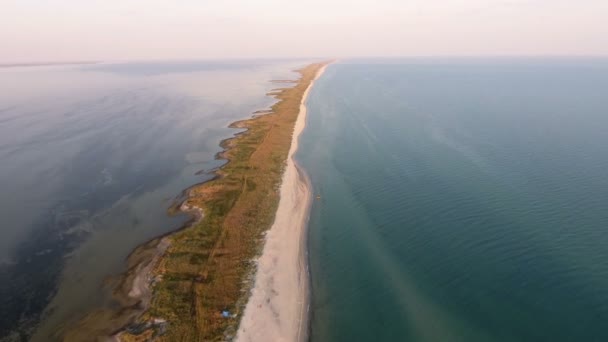 Légi felvétel az egyenes és keskeny Dzharylhach sziget homokos földnyelv, reggel — Stock videók