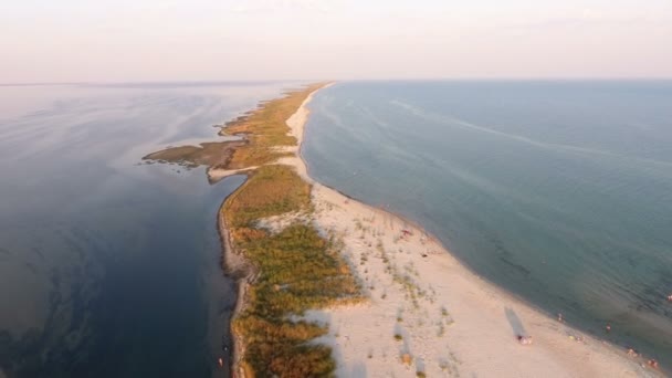 Повітряний постріл прямої і довгої піщаної коси острова Джарилгач вранці — стокове відео