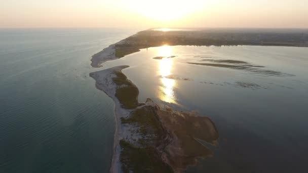 Légi felvétel, egy keskeny és kanyargós Dzharylhach sziget homokos földnyelv naplemente — Stock videók