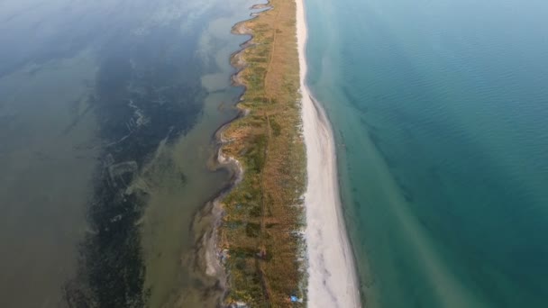 Luchtfoto van een rechte en smalle Dzharylhach eiland zand spit in de ochtend — Stockvideo