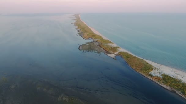 Zdjęcia lotnicze z długa i wąska piaszczysta Mierzeja wyspy Dzharylhach w lecie — Wideo stockowe