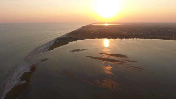 Luchtfoto van een mooie zonsondergang op Dzharylhach eiland zand spit in de zomer — Stockvideo