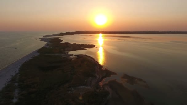 Повітряний постріл дивлячись штраф захід сонця на Dzharylhach піску острова Коса влітку — стокове відео