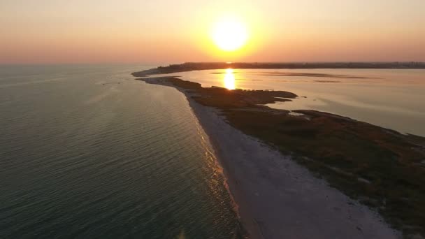 Légi felvétel a romantikus naplemente a Dzharylhach sziget homokos földnyelv, nyáron — Stock videók