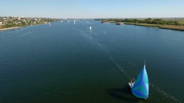 Dnipro pırıl pırıl yelken bir güzel mavi yat havadan çekim sularda mavi