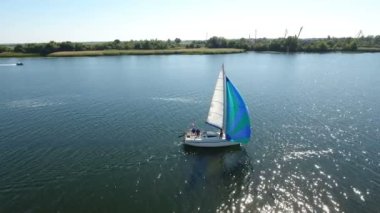 Hava atış ile Dnipro hareketli bir mavi yelken bir güzel beyaz yat