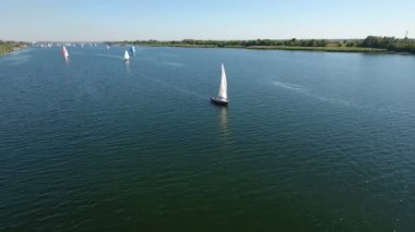 Hava atış yarışı ile Dnipro güneşli bir günde birkaç beyaz yatlar