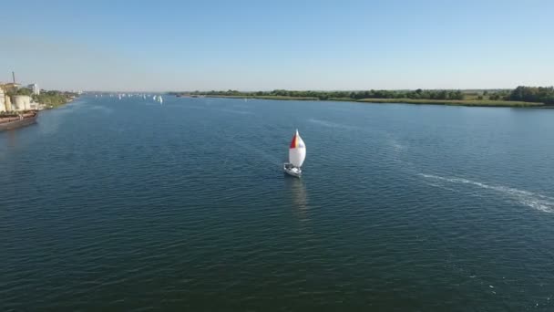 夢のような白いヨットのセーリングの青いドニプロ川水域での空中ショット — ストック動画