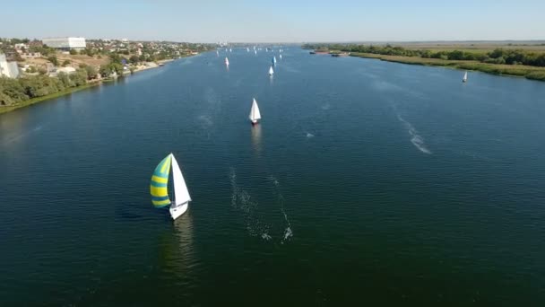 Foto aérea de un yate blanco de aspecto fino navegando en las aguas azules oscuras de Dnipro — Vídeo de stock