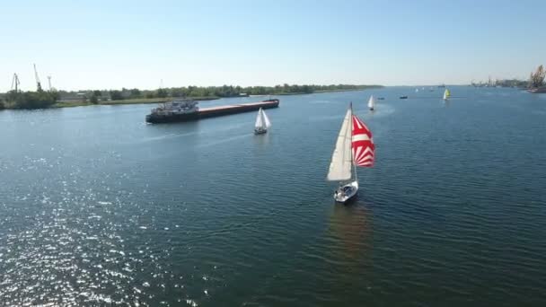 Luchtfoto van een mooie jacht, het omzeilen van een hyge aak in de Dnipro-rivier — Stockvideo