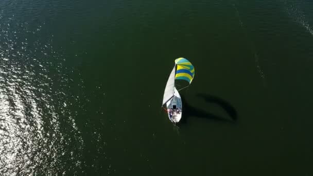 Fotografia aérea de um esplêndido iate com vela multicolorida flutuando ao longo do Dnipro — Vídeo de Stock