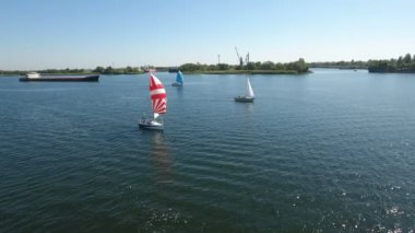 Nikolaev, Ukrayna - 16 Eylül 2017:Aerial atış Dnipro uzun bir mavna güneşli bir günde outracing yelkenli yat
