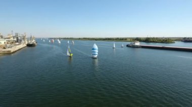 Nikolaev, Ukrayna - 16 Eylül 2017:Aerial atış pitoresk Dnipro yaz yelken reagatta yat