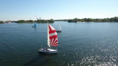 Nikolaev, Ukrayna - 16 Eylül 2017:Aerial atış Dnipro içinde yüzen kırmızı ve beyaz yelkenleri olan beyaz bir yat