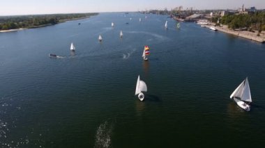 Bir yarış içinde Dnipro yaz yelken Yatlar bir sürü hava atış