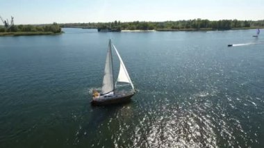 Nikolaev, Ukrayna - 16 Eylül 2017:Aerial atış görkemli bir beyaz yat yaz aylarında Dnipro yelken
