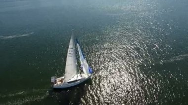 Nikolaev, Ukrayna - 16 Eylül 2017:Aerial atış bir rüya gibi beyaz yat yaz aylarında Dnipro yelken