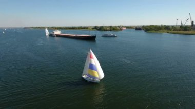 Nikolaev, Ukrayna - 16 Eylül 2017:Aerial atış bir mast beyaz yat, bir mavna ve Dnipro bir vapur 