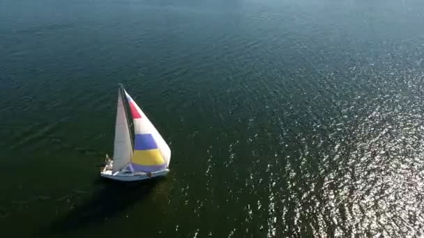 Nikolaev, Ukraine - 16 septembre 2017 : Photo aérienne d'un magnifique yacht blanc naviguant le long du Dnipro en été — Video