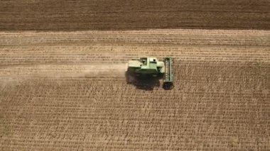Büyük bir hava çekim olgun ayçiçeği tohum toplama hasat birleştirmek